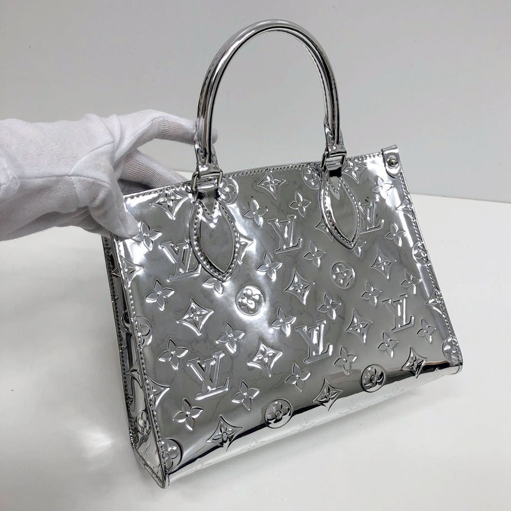 シルバー　美しいモノグラム入りのトング ルイヴィトン オンザゴーPM M26373 モノグラム ミロワール シルバー